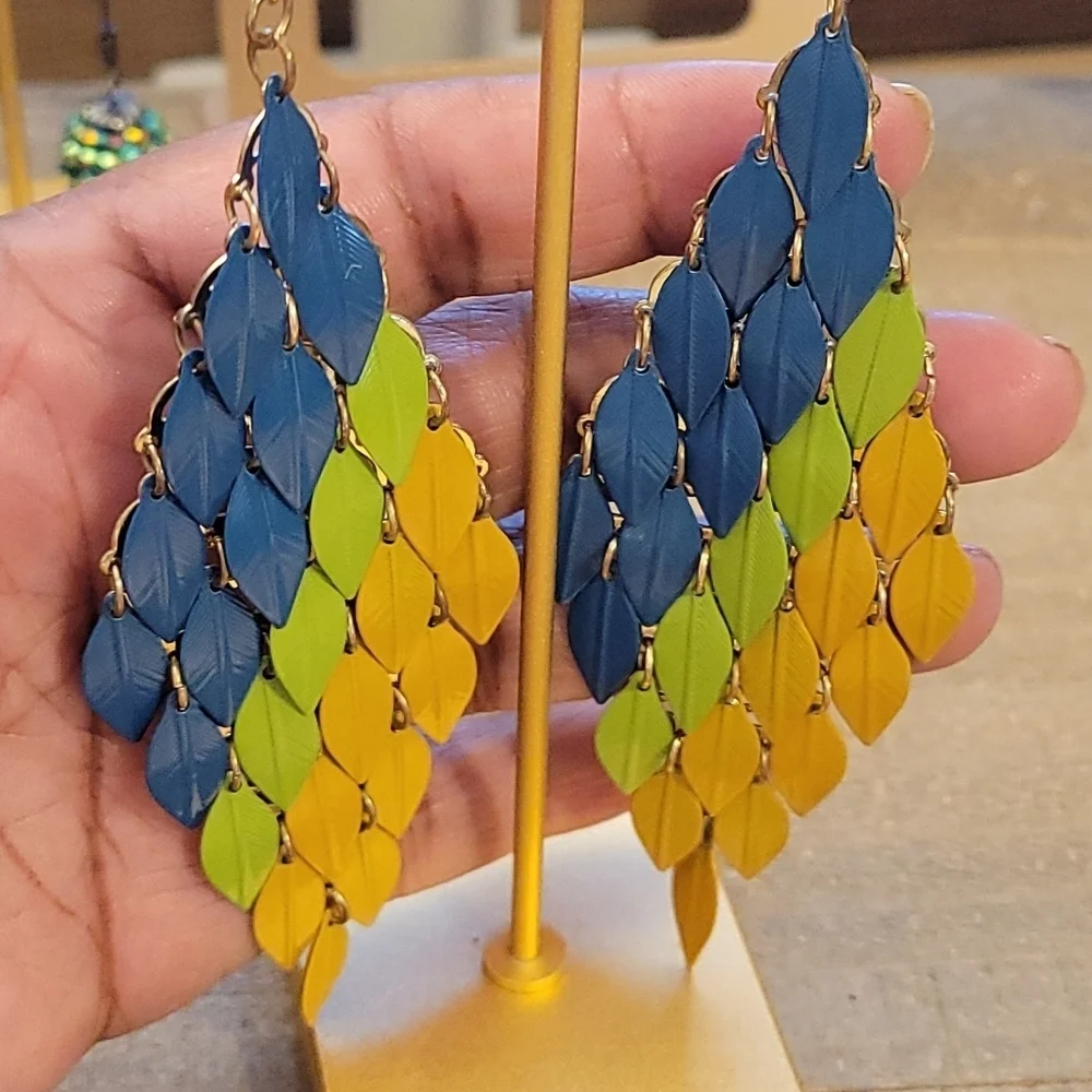 • Colorful Woven Leaf Ombre Hangar Earrings